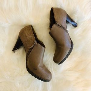 🎀3/$15! Tan Heeled Booties